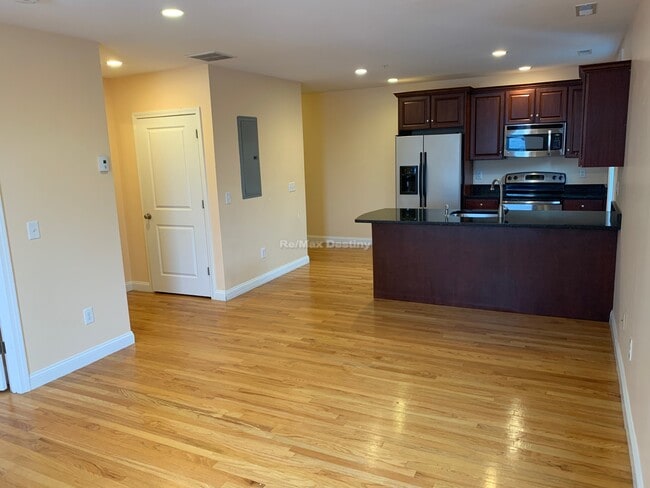 Building Photo - 100 Fellsway W Unit 204