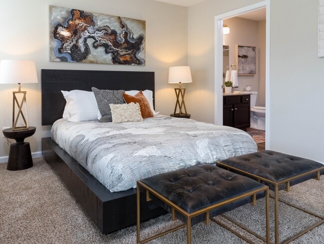 Large Main Bedroom with En-suite Bathroom & Closet - Redwood Indianapolis