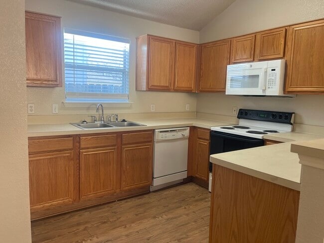 Photo - 3/2/2 Burleson ISD! fresh paint, New carpet ! 2 dining rooms, easy access to fort worth & 35