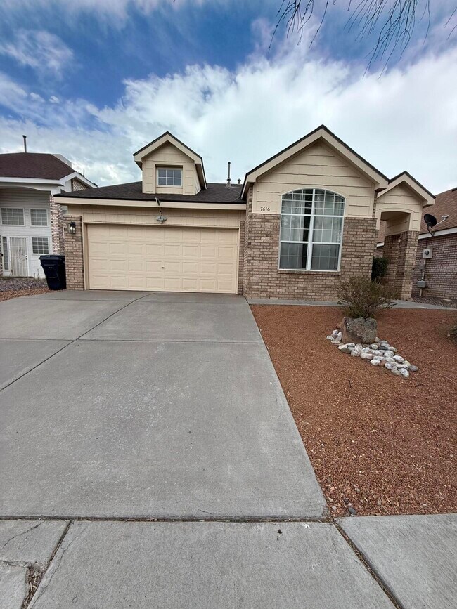 7616 Copperfield Dr NE