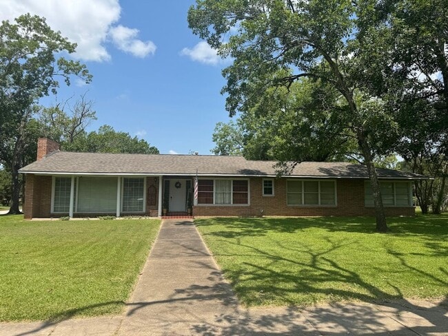 Building Photo - 3 Bedrom 2 bath with a 1 car garage Rental