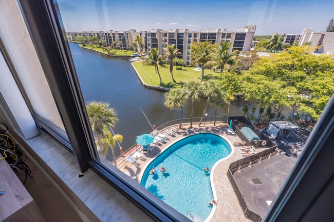 Photo - 22 Royal Palm Way Unidad 606