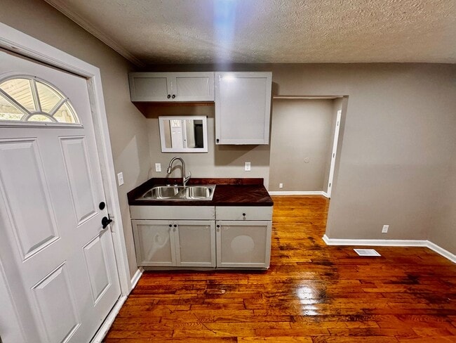 Building Photo - Shelby Park Studio Apartment - $650, Section 8 Welcome Unit 1206 S Preston  3