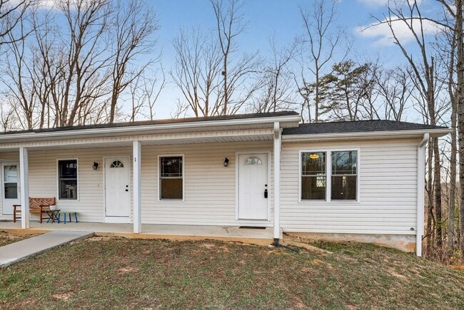 Building Photo - Charming 2BR Duplex in Hendersonville