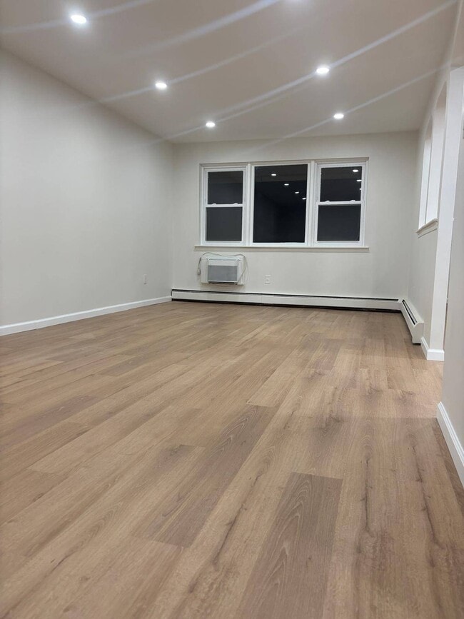 Building Photo - 1233 E 69th St