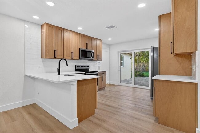 Photo - 5518 Pine Cir NE