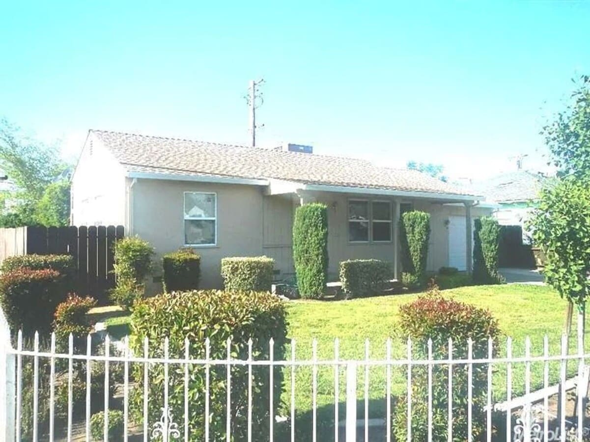 Photo - 103 Barrymore St E