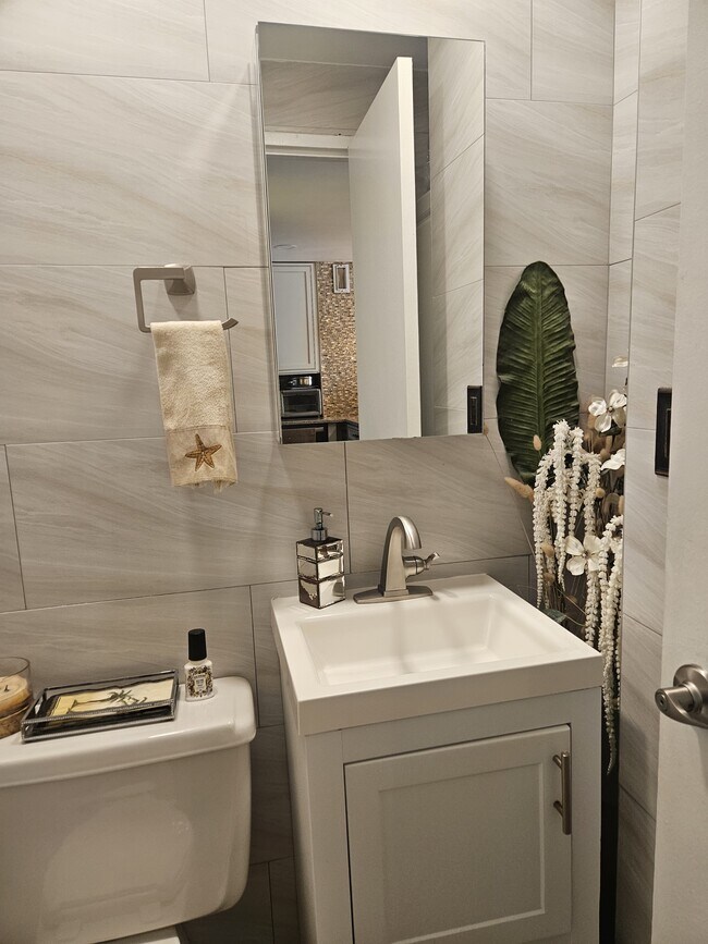 Half Bath - 2 Richmond Rd Unit 4th floor