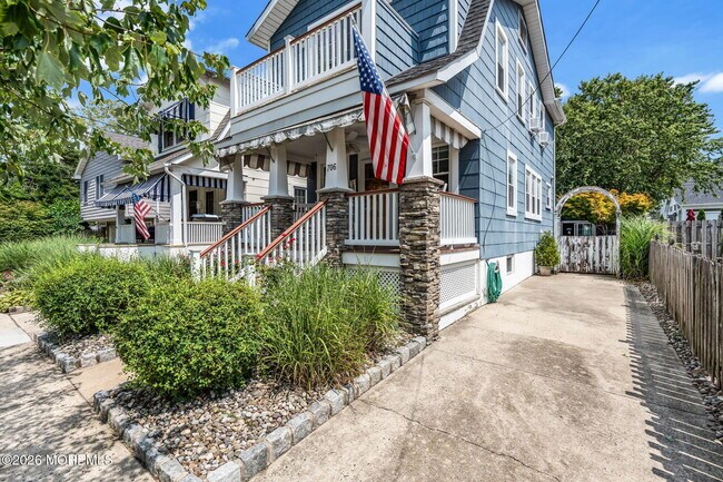 Photo - 706 E St