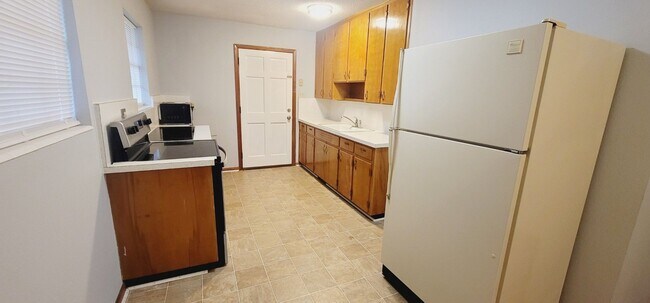 Photo - MIDTOWN 2/1 w/ Wood Floors! Lawn Maintenan...