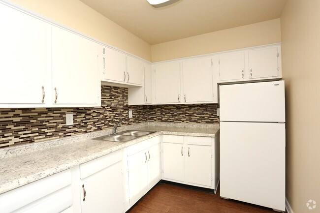 2BR, 1BA - 985 SF - Kitchen