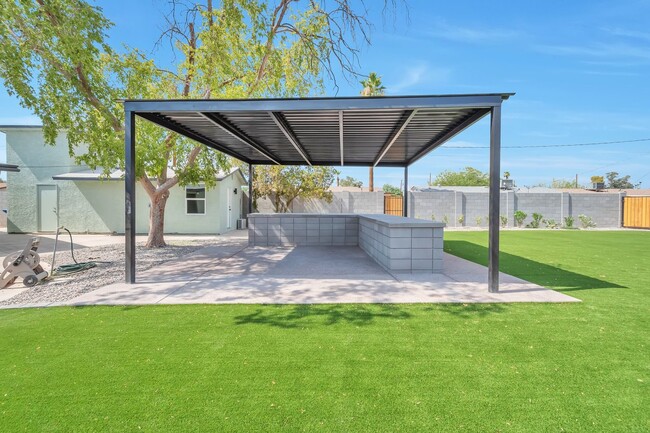 Building Photo - Amazing house on huge lot near ASU