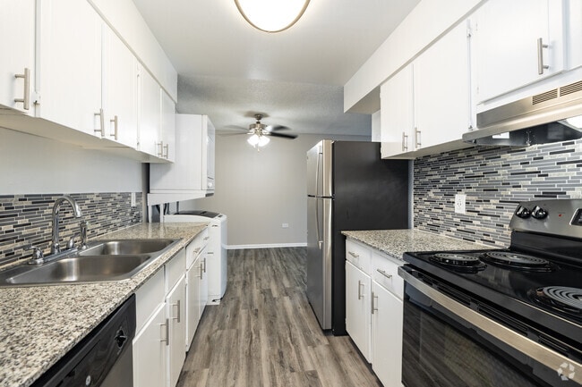 2BR, 1BA - 760SF - Kitchen