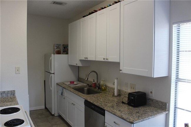 Photo - 706 W 24th St Unit 203