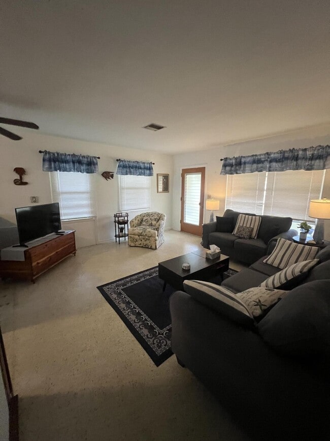 Photo - 1622 NE Maureen Ct