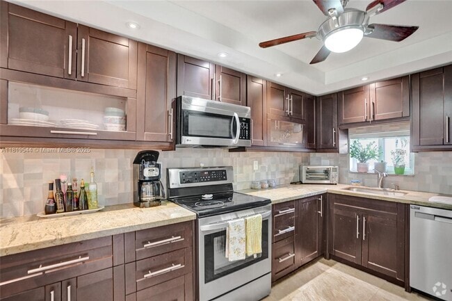 Building Photo - 9410 N Hollybrook Lake Dr Unit 102 Rental