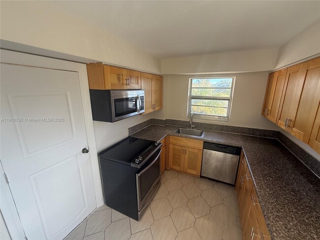 Building Photo - 1540 NE 191st St Unit 345