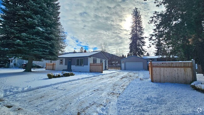 Building Photo - Fully Furnished 3 Bedroom Home in Coeur d'...