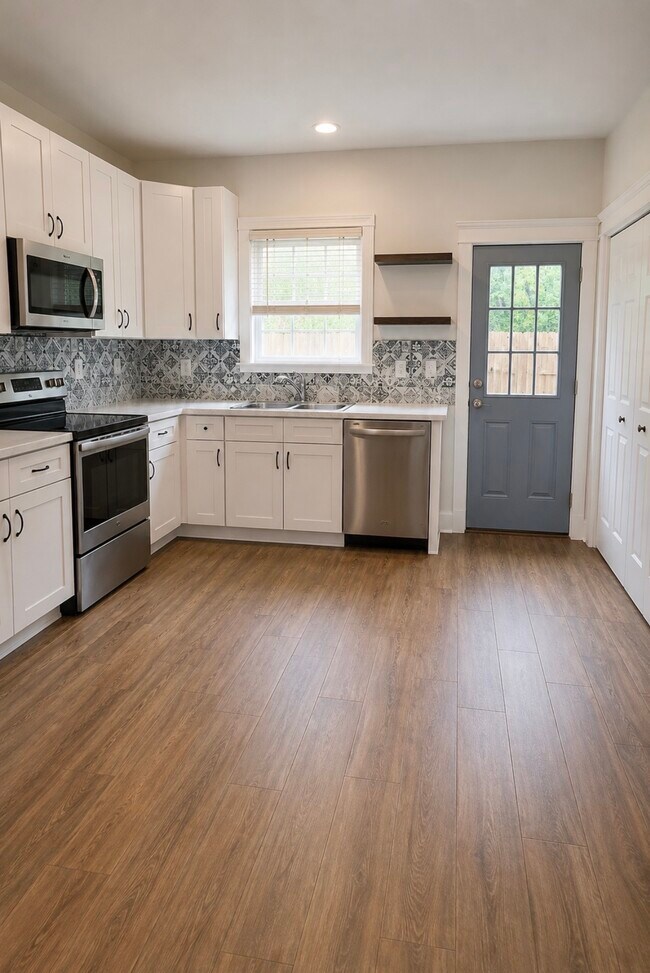 1679 Pickens Cir