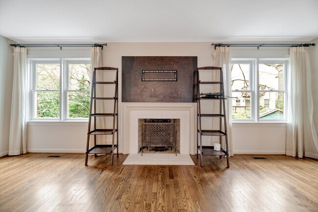 Photo - 1053 N George Mason Dr