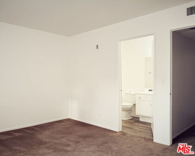 Photo - 16037 Vanowen St
