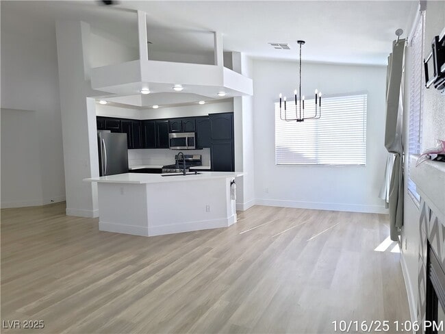 Photo - 201 Crown Imperial St