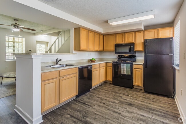 1BR, 1BA - 782SF - Kitchen, Dining Room