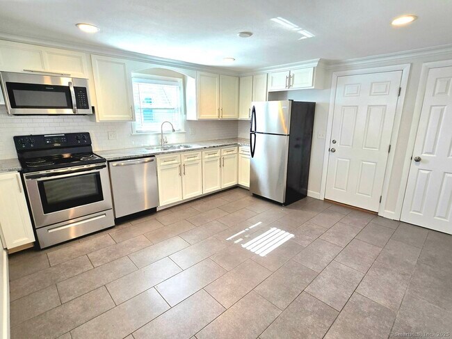 Photo - 387 Quaker Ln S