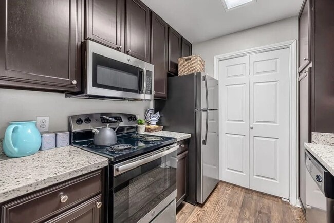 Building Photo - Pet-Friendly Comfort with Savings! Unit MOWR