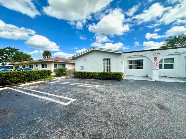 Building Photo - 4127 Woodside Dr Unit A-D