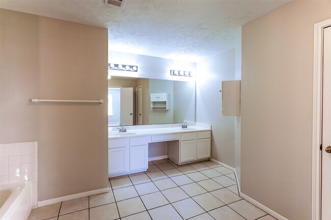 Building Photo - 2103 Charlton House Ln