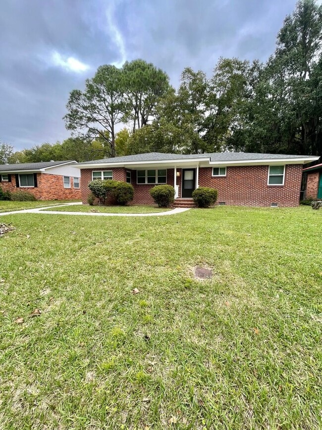 Building Photo - For Rent – Beautifully Renovated 3 Bedroom, 2 Bathroom Home