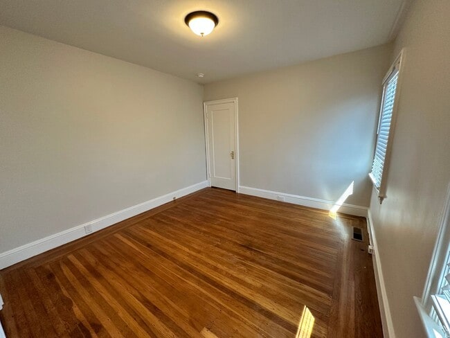 Photo - 669 Neilson St