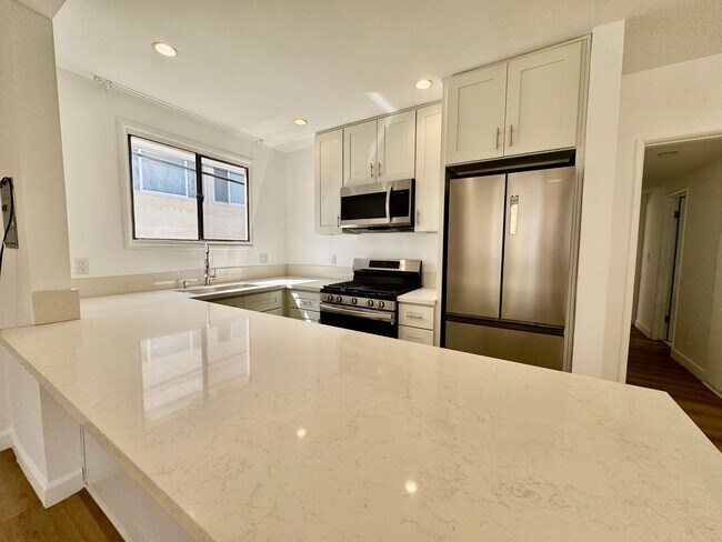337 Rexford Dr Unit 337 S Rexford Dr Unit 8