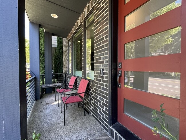 Photo - Spacious 2,511 Sq Ft Wilsonville Townhome with Vaulted Loft, Modern Kitchen & Attached Two-Car Ga...