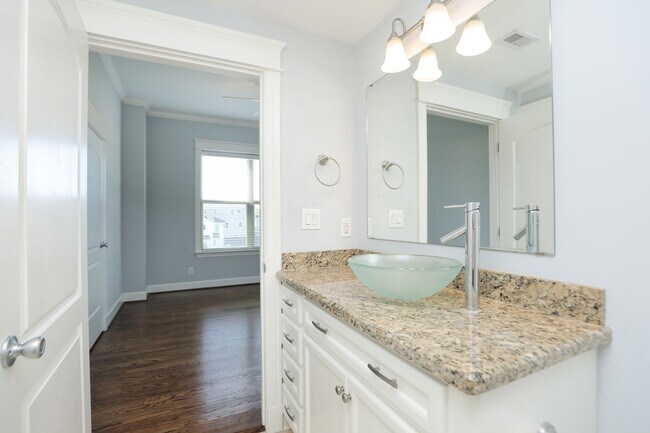 Building Photo - 2802 Morrison St Unit 201