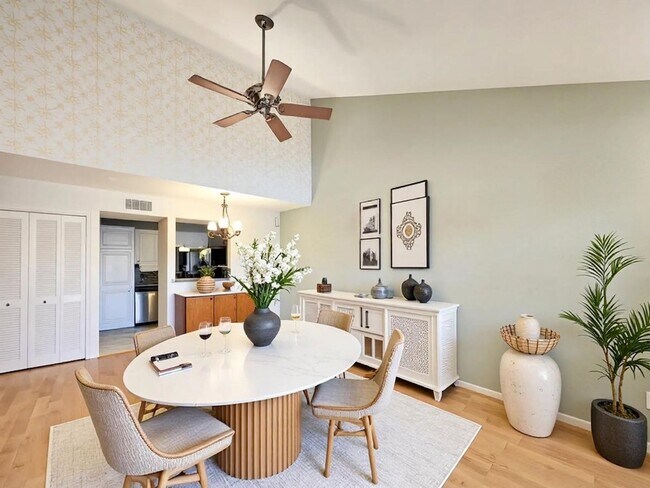 Photo - Beautiful 2 bedroom / 1 bath on second floor with gorgeous Houston skyline views. Stainless steel...