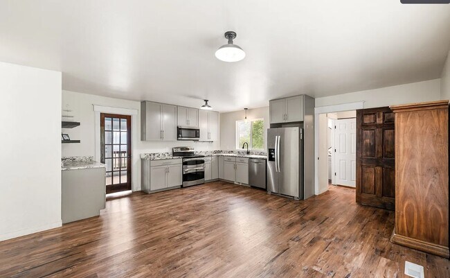 140 E Spring Dr