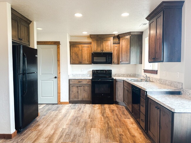 Building Photo - 3 Bedroom, 1 Bathroom Lower Level Duplex Unit B