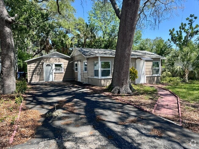 Building Photo - Large, 4 bedroom/1 bath home Located in be...