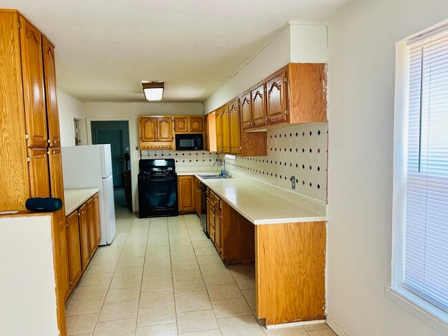 Kitchen - 1218 Briarwood St