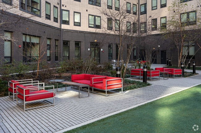 Building 2 Courtyard - Terrapin Row