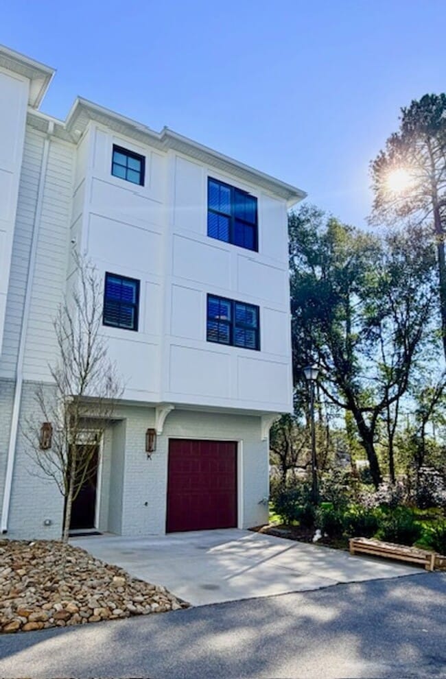 Building Photo - LUXURY TOWNHOME IN FOREST ACRES