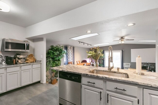 Building Photo - Charming 3 Bedroom, 2 Bathroom Home in Windsor!