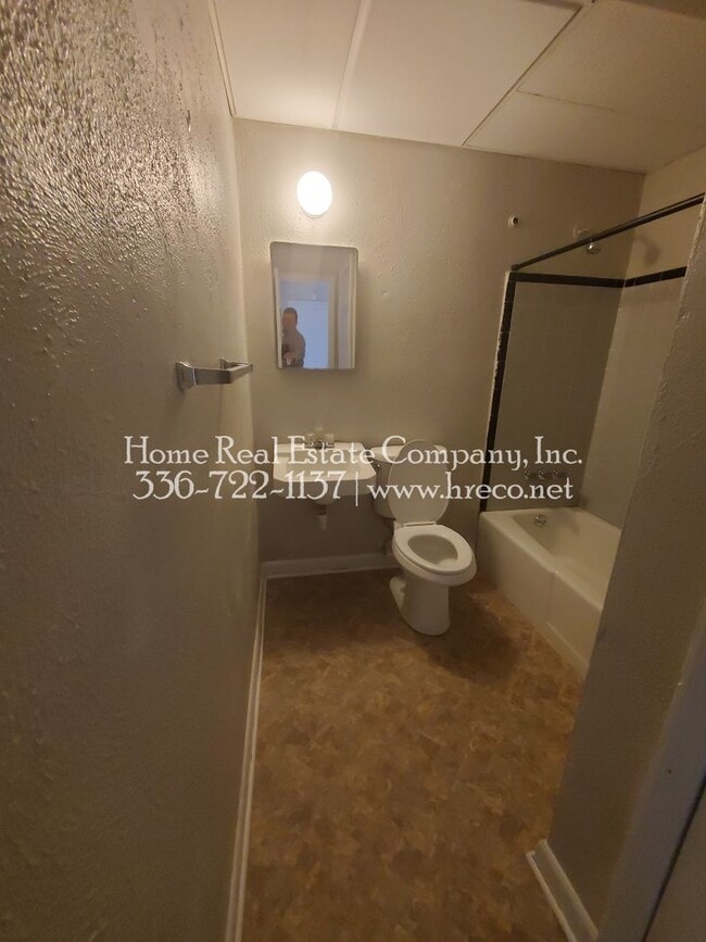 Photo - 613 W Twenty-Third St Unit 613-B