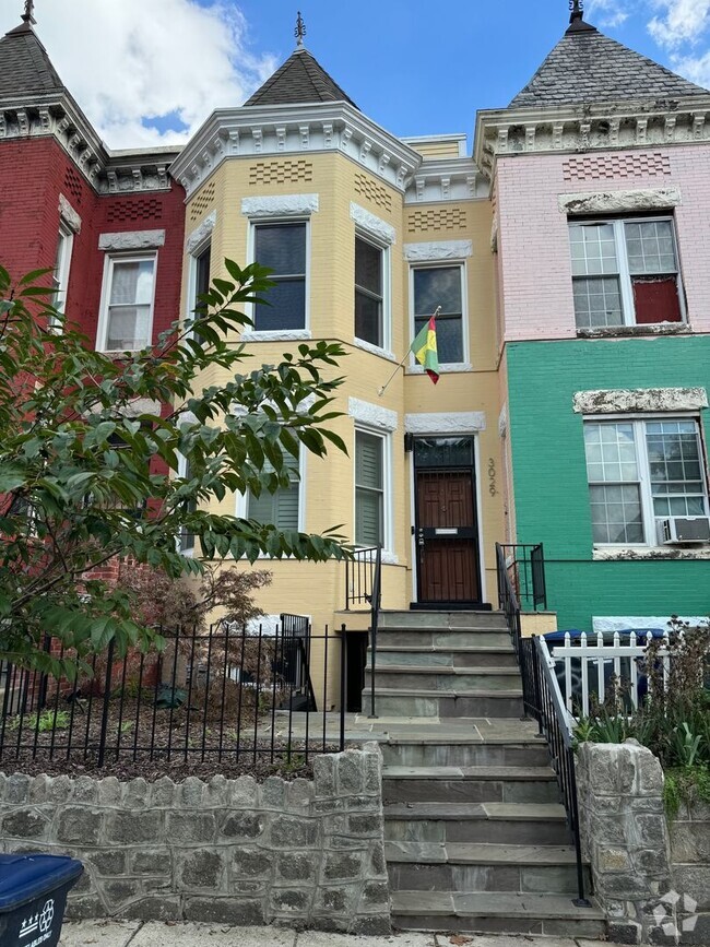 Building Photo - Columbia Heights Four Story Row home for R...