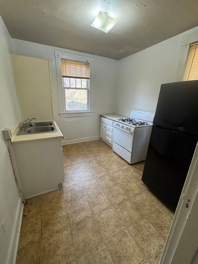 Building Photo - 220 Cedar St Unit 2 Rental