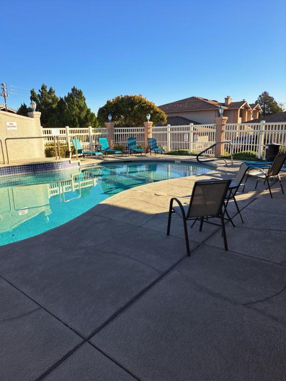 Photo - 985 E Mingus Ave