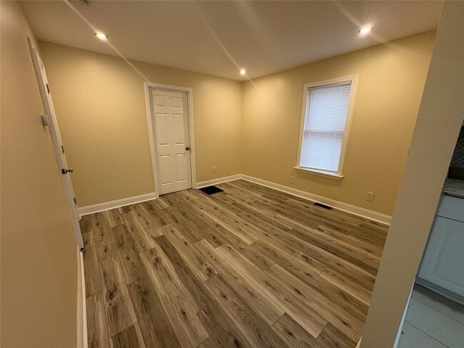 Photo - 24 Baxter St