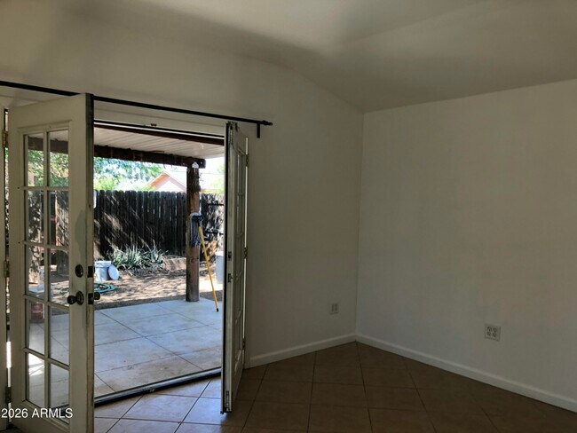 Photo - 708 W Howe St